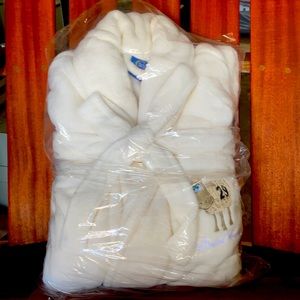 Serta limited edition robe - brand new, OS
